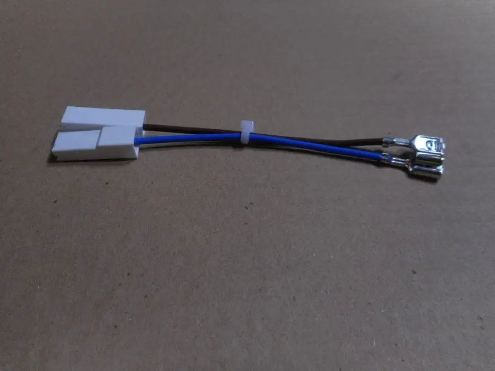 Weißes Kabel mit zwei Anschlüssen und zwei offenen Enden. Zur Verwendung in Zündtrafos, möglicherweise für Remeha-Geräte.